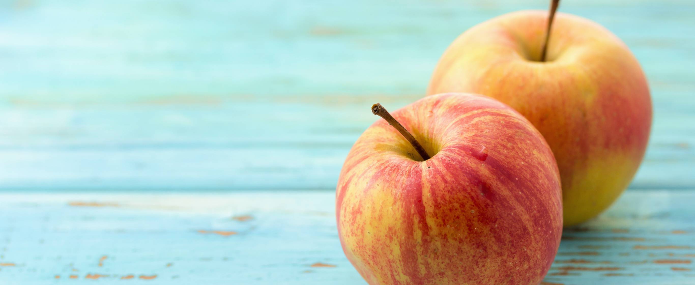 Hai quả táo - Tận hưởng vẻ đẹp tuyệt vời và sự tươi mới của hai quả táo này khi bạn xem hình ảnh của chúng.